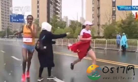何引丽被指扔国旗 难道不是志愿者再给选手添乱吗
