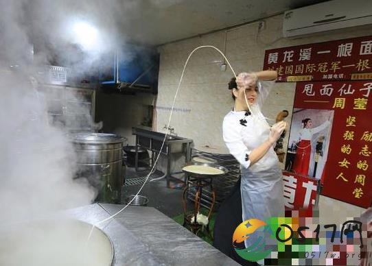 成都甩面仙女走红 只因仙女一边跳舞一边下面