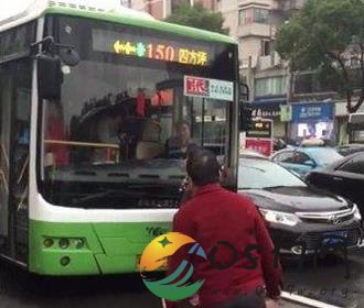 大妈拦公交车 只因没坐上公交车表示不满