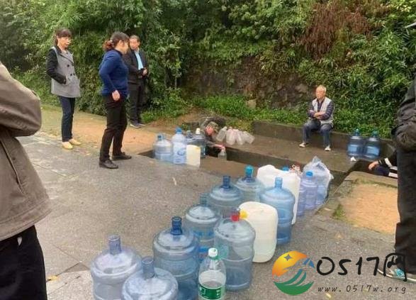 网红山泉引排队打水 专家表示山泉水不宜常年喝