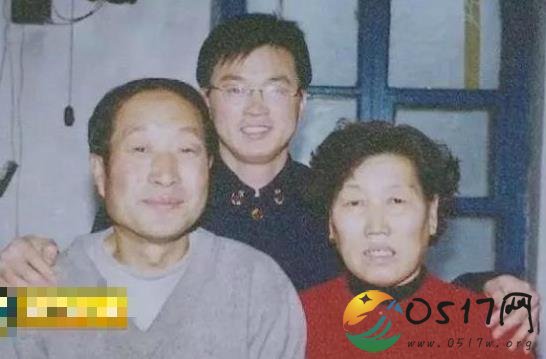 海军士兵救人牺牲 陌生战友代替他照顾他的家人