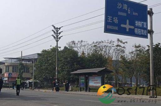 轿车冲上公交站台 轿车为何会冲上公交站台