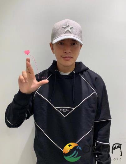 贾乃亮疑承认离婚 不然怎么会一个人生活