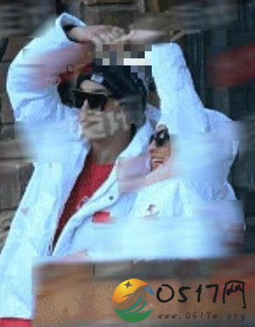 张俪新恋情曝光 张俪与一男子比心拍照非常开心
