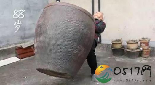 奶奶能举80斤水缸 这位奶奶是大力水手吗