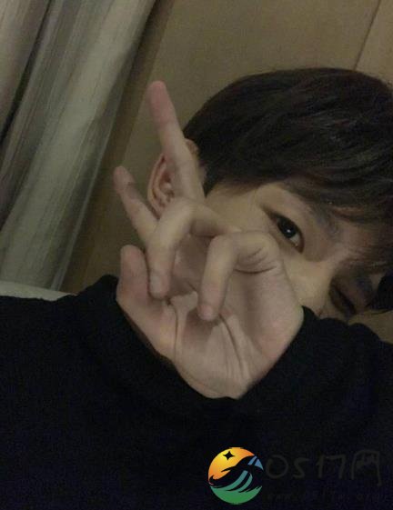 王源深夜晒自拍 与粉丝说晚安