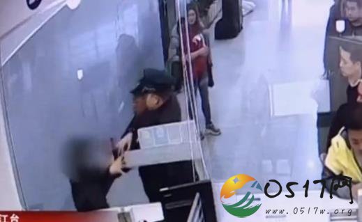 女子火车站霸窗 女子为何在火车站霸窗