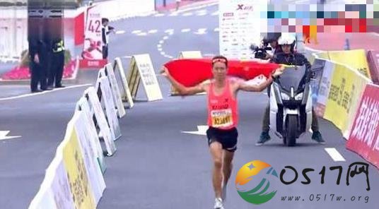 马拉松再现递国旗 田协重申任何仪式和活动不得影响选手比赛
