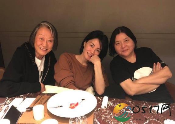 王菲聚餐素颜出镜 素颜的女神依旧那么有气质