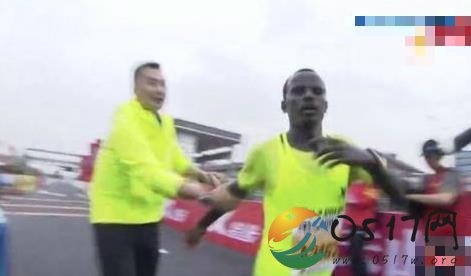 马拉松选手被拽停 为何不能让马拉松选手好好的完成比赛