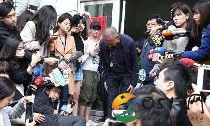台湾导演钮承泽鞠躬道歉 应该对自己的行为感到后悔了吧