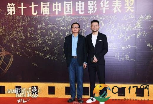 《流浪地球》出席华表奖 原著作者间监制刘慈欣出席活动表情引关注