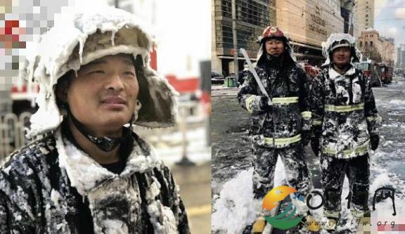 消防员救结冰小猫 结果消防员的衣服上的水渍立即变成冰