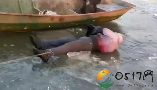 男子凿冰捕鱼溺亡 封江后依旧有人在冰上捕鱼玩耍
