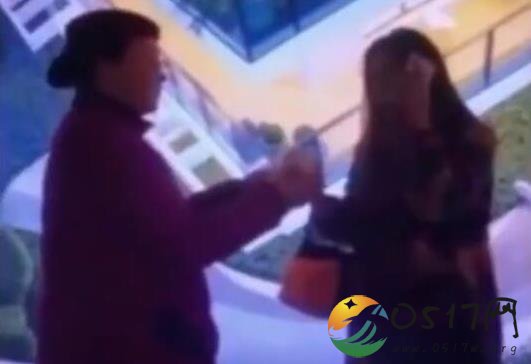 陌生人递纸巾 原来是伤心女子收到地铁站长的纸巾