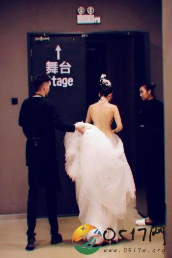 杨丽萍晒背影照 60岁的杨丽萍依旧是那么美丽