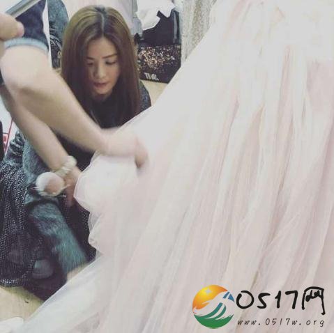 阿Sa陪阿娇试婚纱 这对闺蜜的感情看起来真好