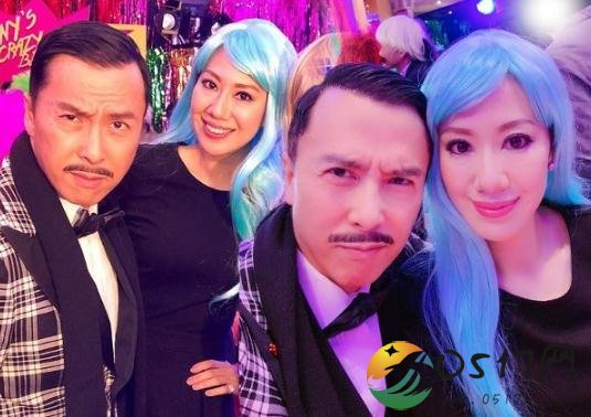 甄子丹撞脸梁家辉 并与妻子合照秀恩爱