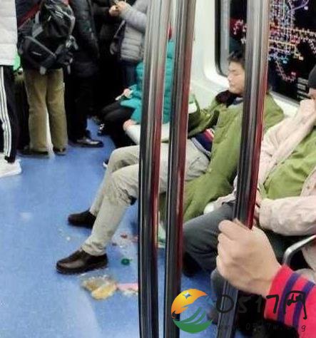 男子地铁吃小龙虾满地乱吐 网友纷纷吐槽男子太不文明