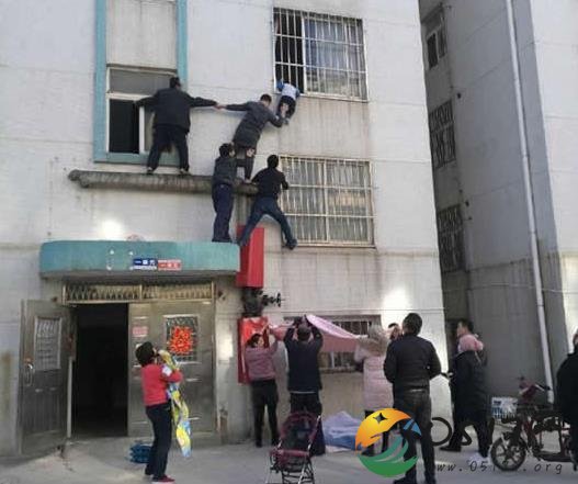 最美人梯救男童 男童究竟遇上了什么样的危险