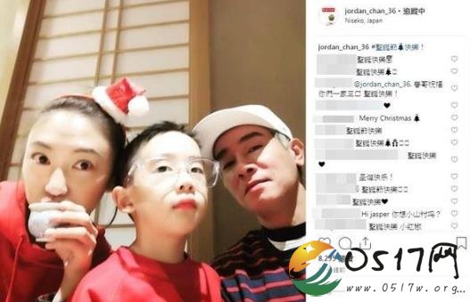 陈小春晒迎接圣诞晒全家福 隔着照片都能感受到幸福