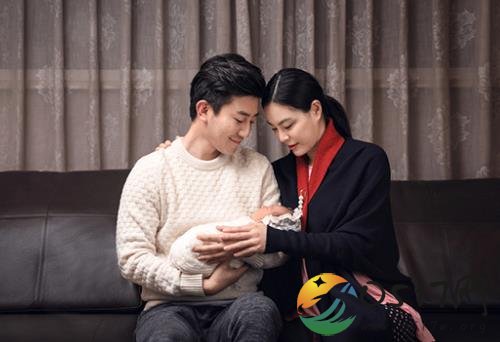 跳水冠军吴敏霞晒全家福 照片中洋溢着幸福的感觉