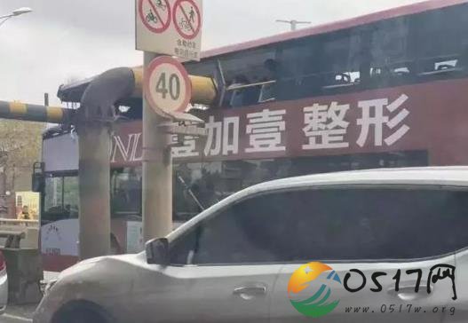 武汉双层公交撞上限高架 驾驶员难道不知道道路限高吗