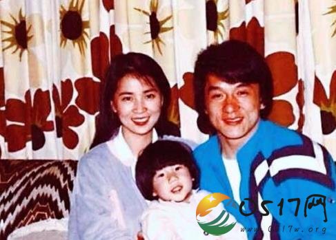 成龙自认失职父亲 儿子吸毒女儿缺乏管教
