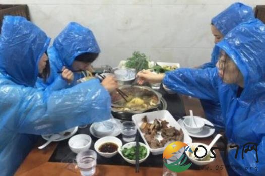 浙江女食客自带雨衣吃火锅 难道火锅店漏雨吗