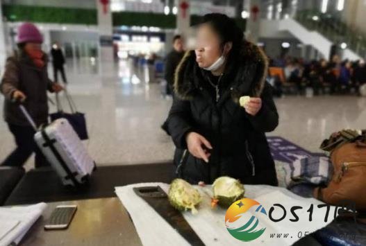 旅客带榴莲坐高铁 这是想让一车厢里的人都闻榴莲味吗