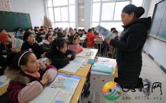 女老师跪凳上讲课 难道这位老师生病了还坚持讲课吗