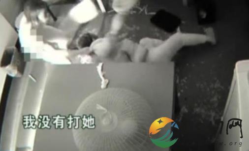 79岁老太遭保姆虐 监控记录老太被虐全过程