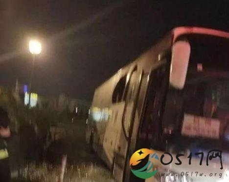 杭州大巴乘客砸窗逃生 大巴车上究竟发生了什么事情