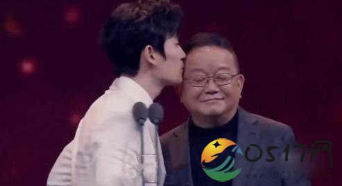 朱一龙亲王刚老师 还喊了王刚老师宝宝为何