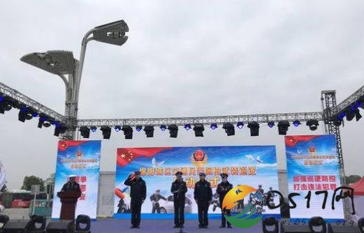 绵阳交警带枪巡逻 并不是所有民警都能带枪的