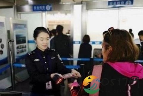 机场安检一男子诡异微笑 结果一检查果真发现了问题
