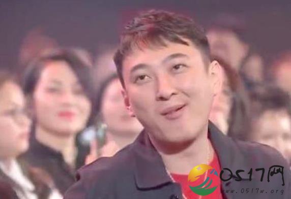 王思聪颁奖嚼口香糖被吐槽 有钱难道就这么任性吗