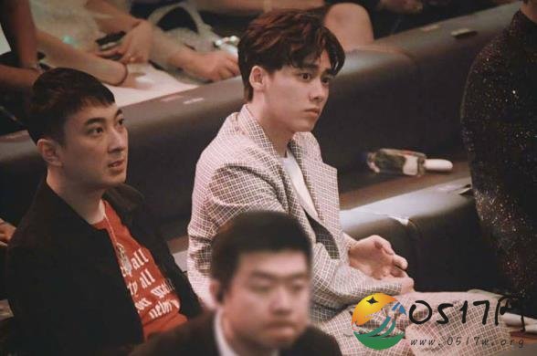 李易峰捏王思聪脸 这让林更新情何以堪