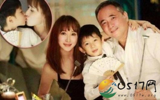 胡静曝光豪门生活 家中随处可见古玩字画