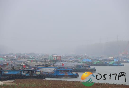 受天气影响,洪泽湖持续封航逾24小时